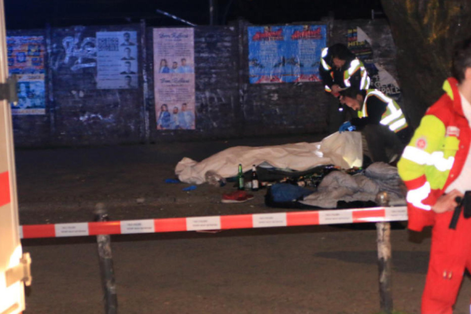 Polizisten am Fundort der Leiche in Berlin-Friedrichshain.