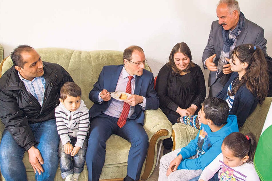Familie Merjan - hier mit Minister Ulbig (52, CDU,Mitte). Das Gericht entschied jetzt, dass sie nicht abgeschoben werden dürfen.
