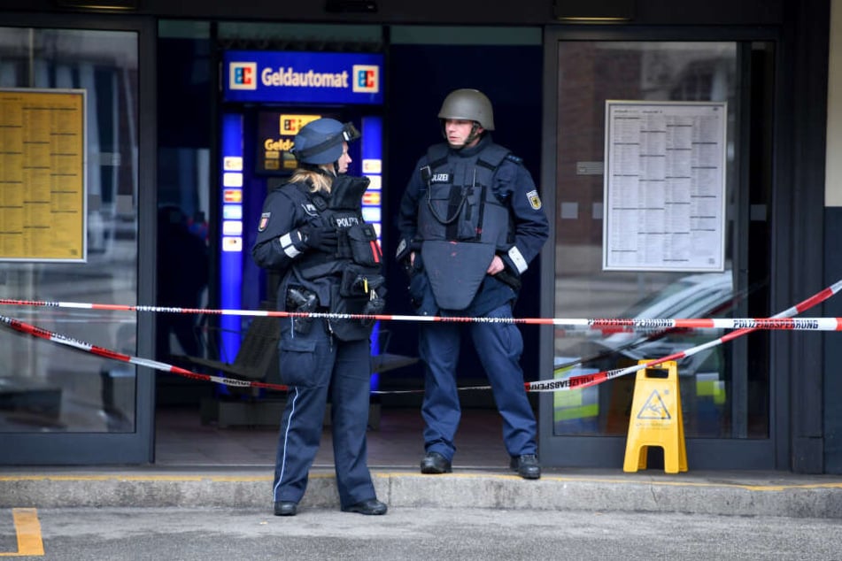 Polizeibeamte stehen am Lübecker Hauptbahnhof. Der musste nach einer E-mail mit Bombendrohung evakuiert und der Zugverkehr eingestellt werden.