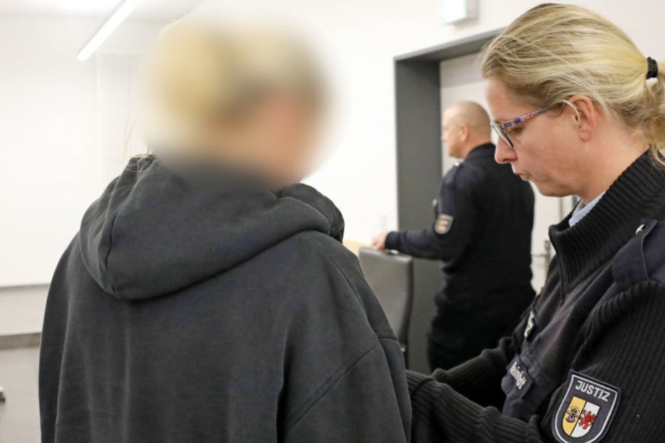 Der Angeklagten werden von der Justizbeamtin die Handschellen abgenommen.