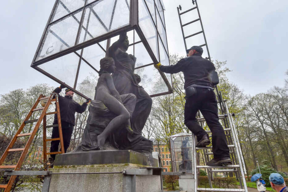 Schillingschen Figuren. Zuletzt wurden Teile der Skulpturen mutwillig abgebrochen.