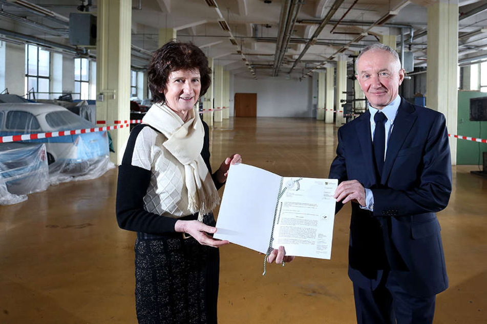 Ministerin Eva Maria Stange (59, SPD) und der Chef des Hygiene-Museums Dresden, Klaus Vogel (60), bei der gestrigen Scheckübergabe im Zwickauer Audibau.