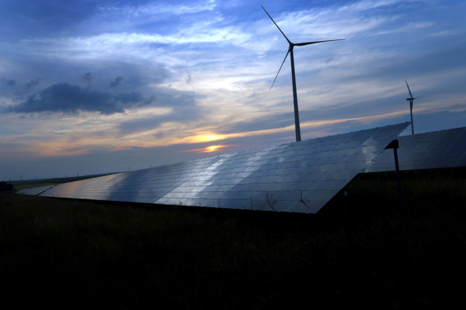Windräder müssen in Bayern einen bestimmten Mindestabstand zu Wohnhäusern haben.