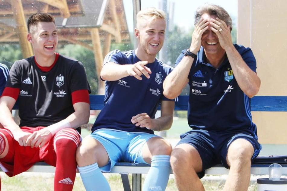 Will die ganze Saison mit seinen Schützlingen Spaß haben: CFC-Trainer Horst Steffen (r./hier mit Alexander Dartsch, Mitte und Torhüter Kevin Rene Tittel, li.).