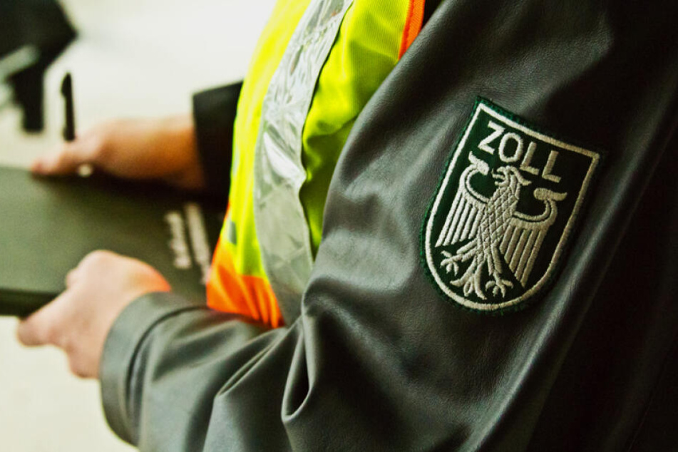 Der Zollbeamte wurde bei der Kontrolle zwischen einen Lkw und einen Lastwagen eingeklemmt. (Symbolbild)
