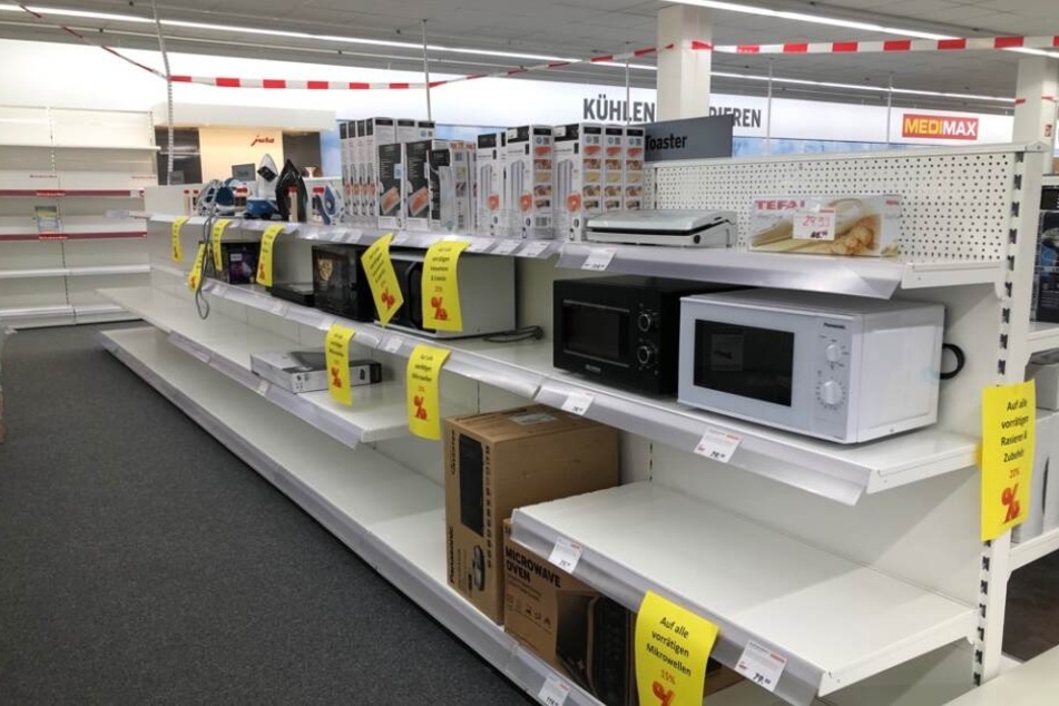 Im ganzen Markt findet Ihr diese gelben Zettel, die zeigen, wieviel Ihr beim Einkauf sparen könnt.