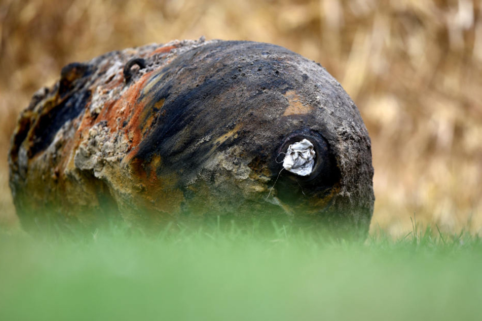 Eine entschärfte Bombe liegt im November 2015 auf einer Wiese in Potsdam-Babelsberg.