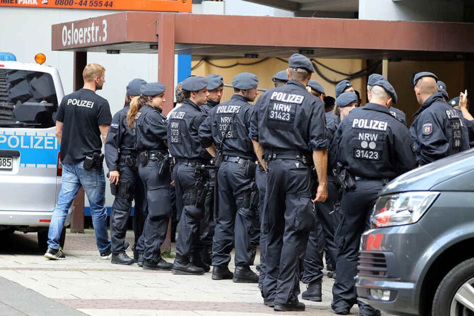 Polizisten durchsuchten das Wohnhaus des Verdächtigen in Köln-Chorweiler.