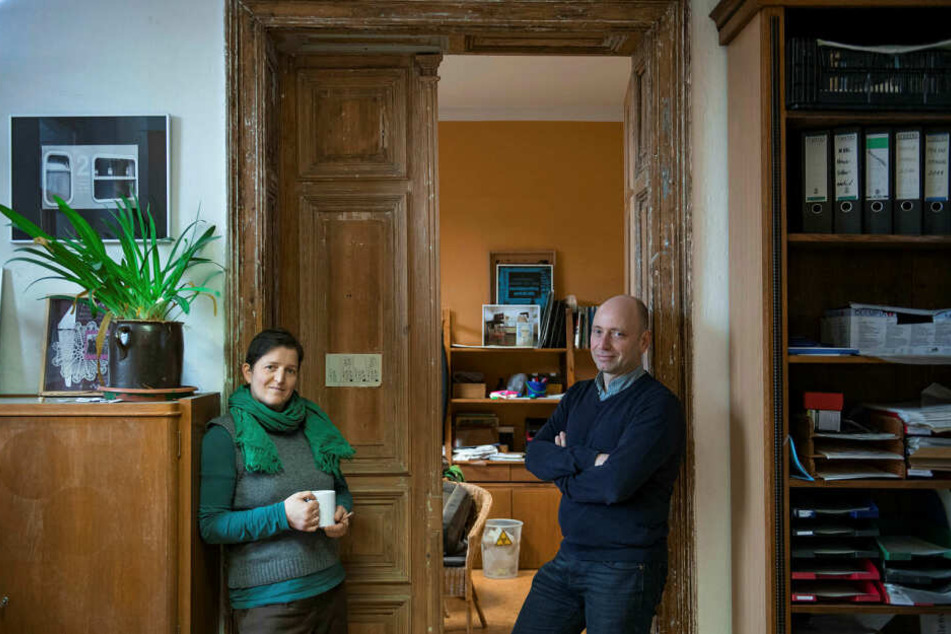 Melanie Haller und Jens Kretzschmar vom Verein Netzwerk für Demokratische Kultur stehen in ihrem Büro. Der Verein arbeitet seit 20 Jahren in Wurzen für Toleranz und Demokratie.