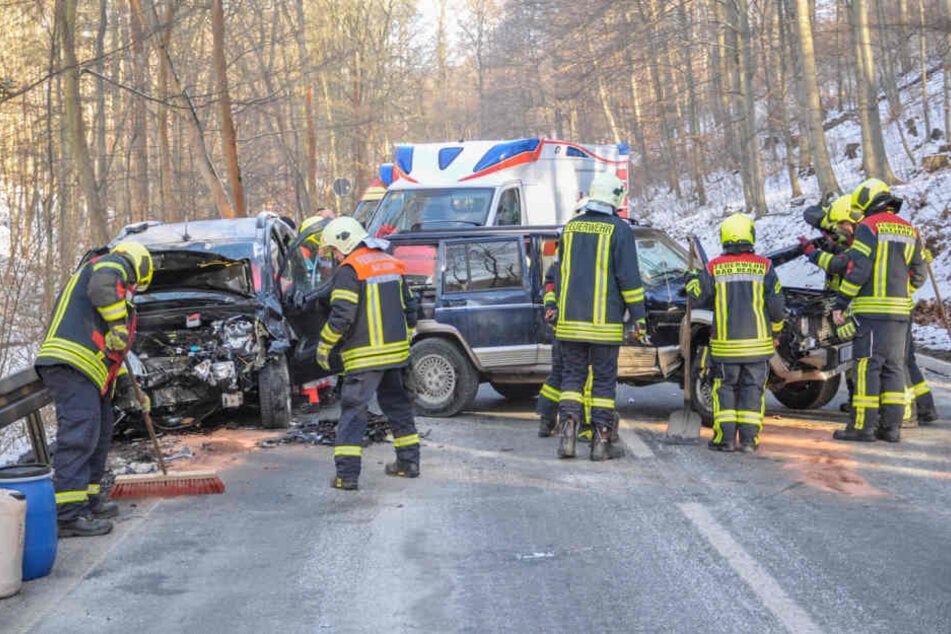 Die Feuerwehr musste bei beiden Fahrzeugen auslaufende Betriebsstoffe binden.