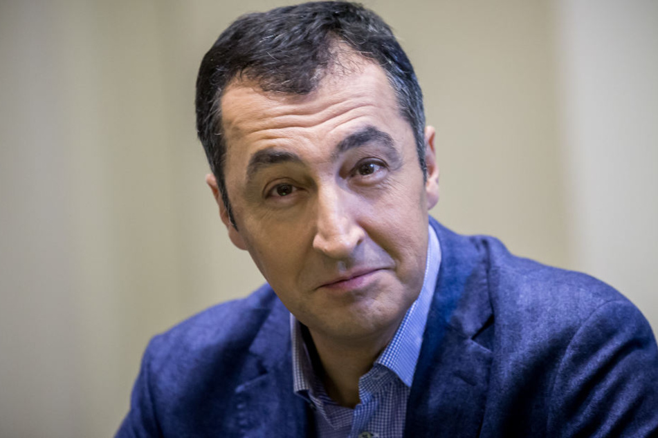 Grünen-Politiker Cem Özdemir (53) warnt vor einer stärkeren Einflussnahme des türkischen Staats auf den Islam in Deutschland.