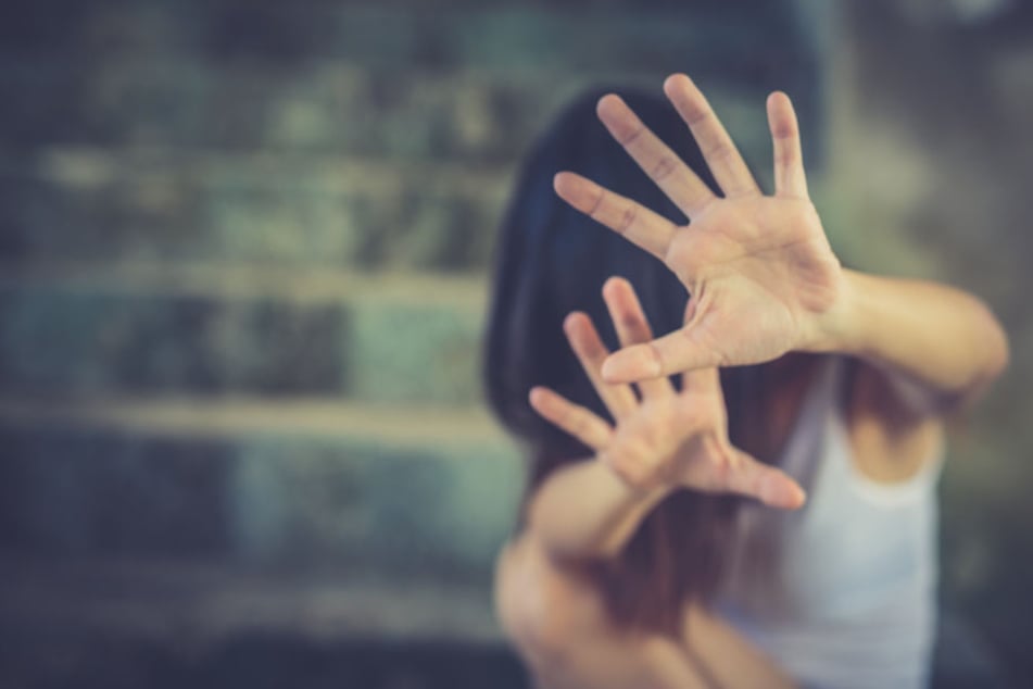 Immer wieder schlug ihr Begleiter auf die Frau ein, solange, bis sie sich nicht mehr bewegte. (Symbolbild)