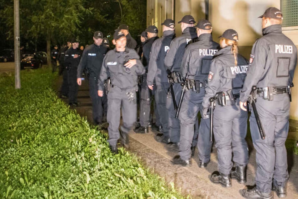 Die Einsatzkräfte der Polizei rückten zur Fahndung nach den Tätern aus.
