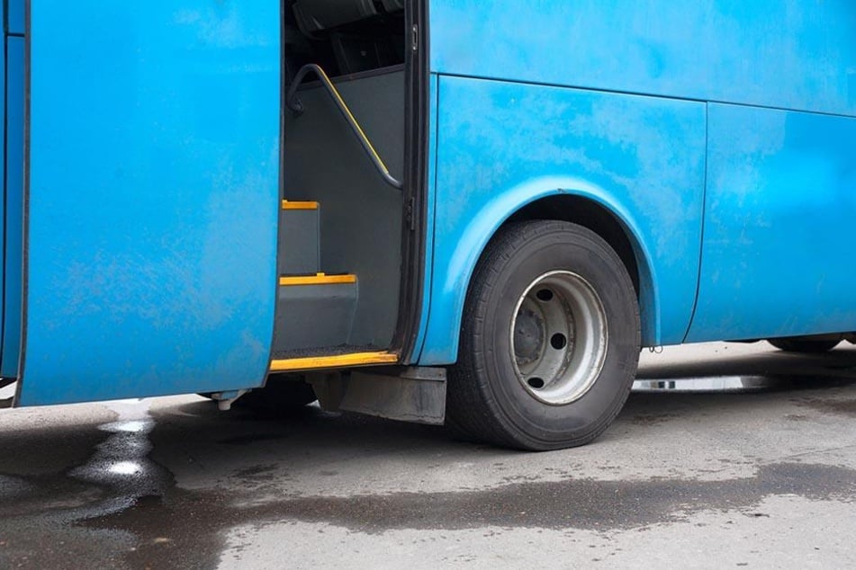 Möglicherweise erlitt der Busfahrer vor dem Unfall einen Anfall. (Symbolbild)