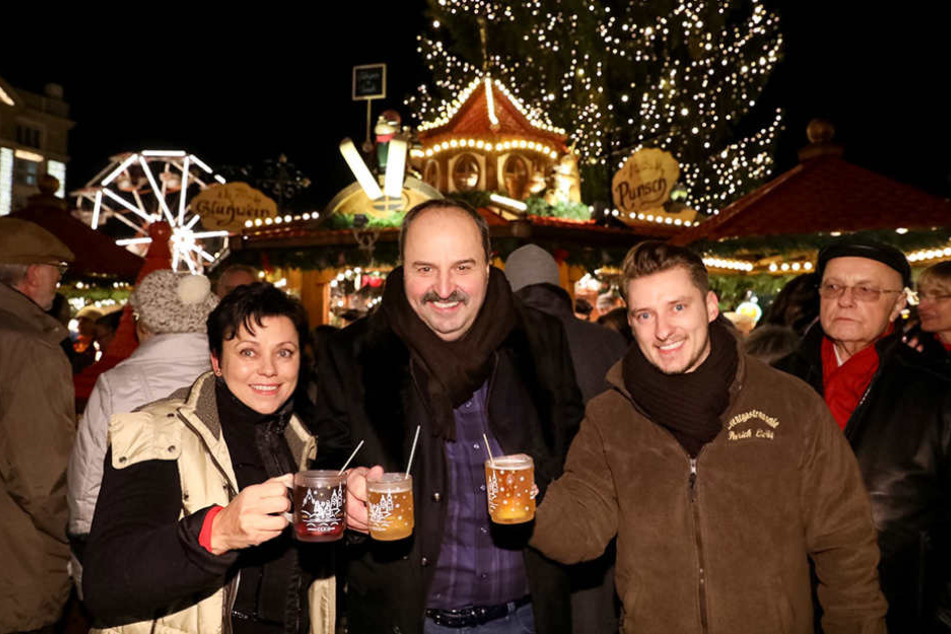 Johann Lafer (59, Mitte) ließ sich auf dem Striezelmarkt einen Glühwein schmecken.
