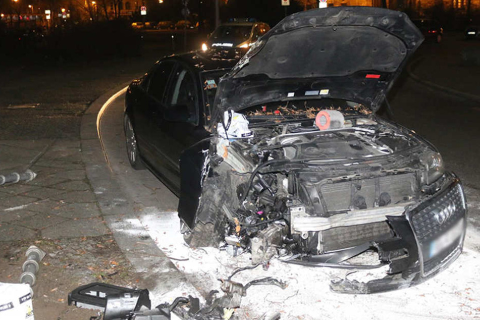Der Audi erlitt frontal erhebliche Schäden.