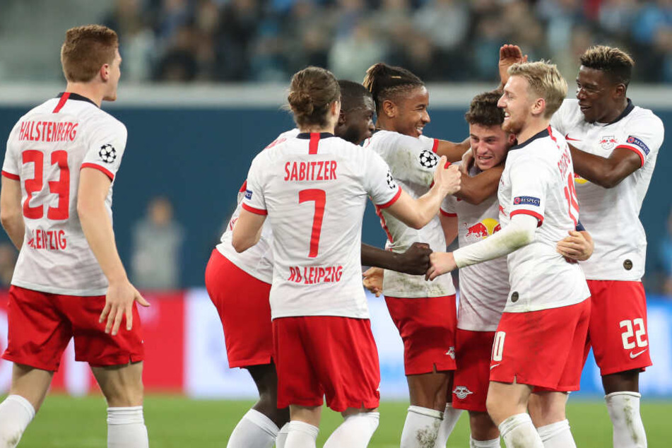 Diego Demme (3.v.r.) wurde für seinen 1:0-Halbzeittreffer besonders bejubelt. Kein Wunder, war es erst sein zweites Tor im 205. RB-Spiel.