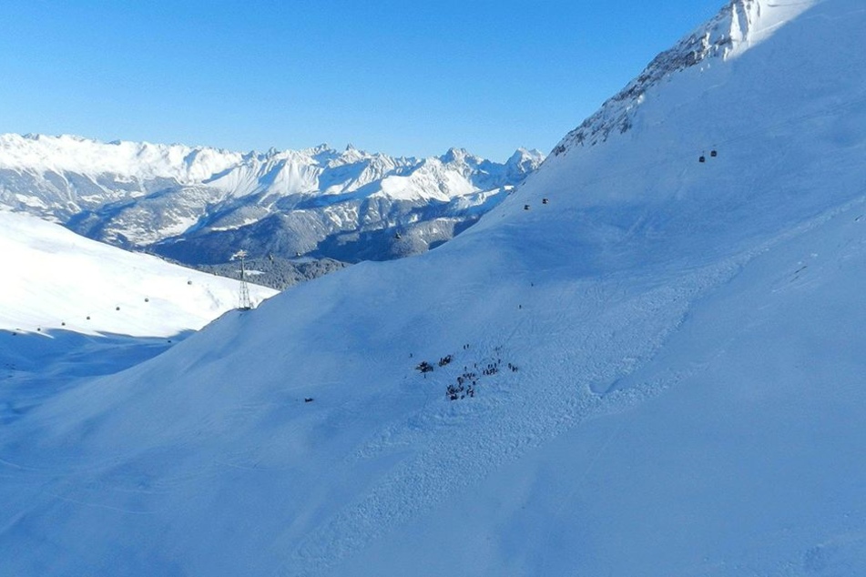 Rettungskräfte arbeiten am 13. Dezember nach einem Lawinenabgang im freien Skiraum am Pezid in Serfaus (Österreich).
