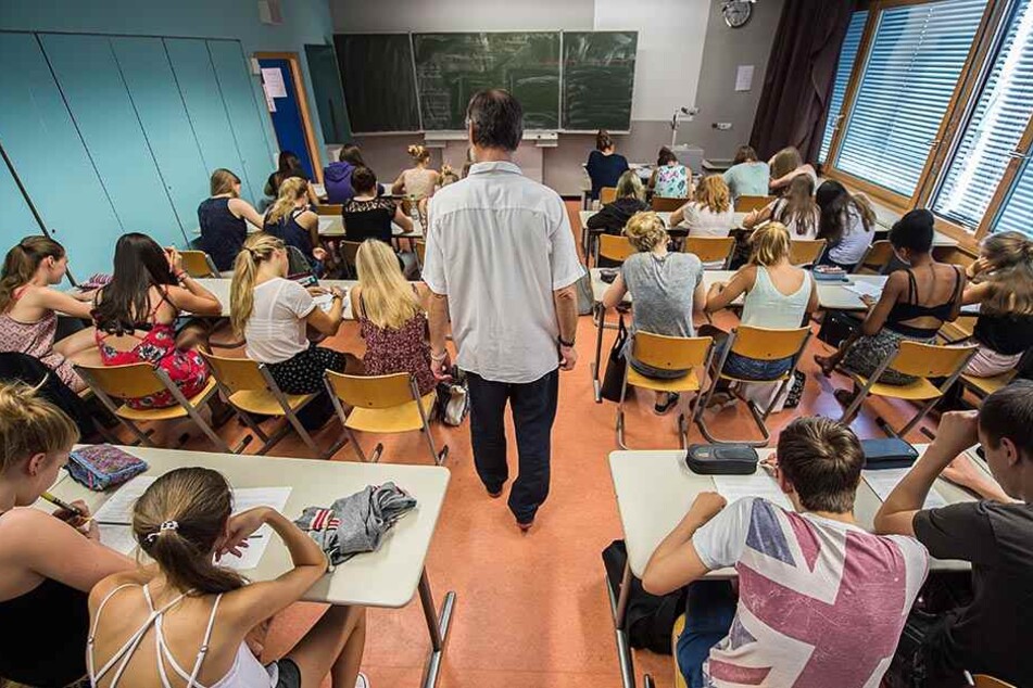 Kommen mehr Lehrer nach Sachsen, wenn hier ein Beamtenstatus eingeführt wird?