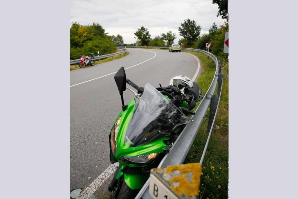 Das Motorrad war frontal mit einem Ford Focus zusammengeprallt.