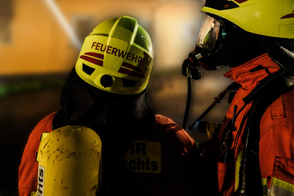 Die Feuerwehrleute machten bei den Löscharbeiten eine grausigen Fund. (Symbolbild)
