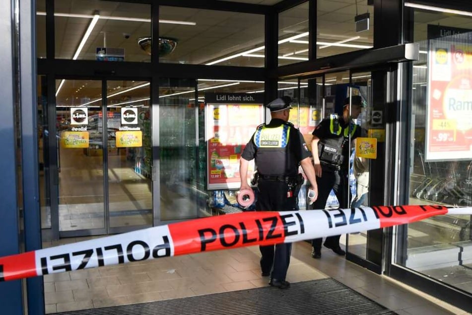 Polizisten riegelten den Supermarkt ab.