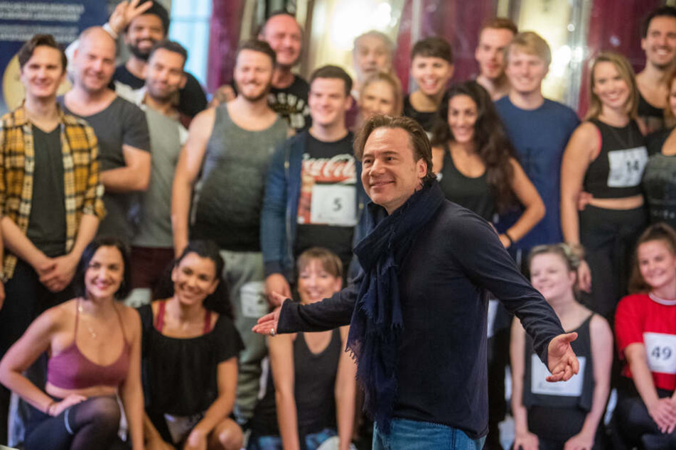Michael Bully Herbig (M), Schauspieler und Regisseur, trifft im Silbersaal des Deutschen Theaters auf die Tänzer für das Musical "Der Schuh des Manitu".