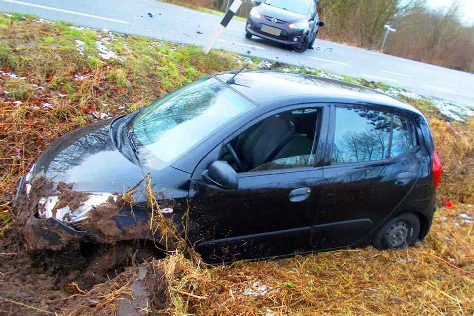 Das Auto der 38-jährigen Frau aus Wagenfeld wurde durch den Zusammenstoß in den Graben geschleudert.