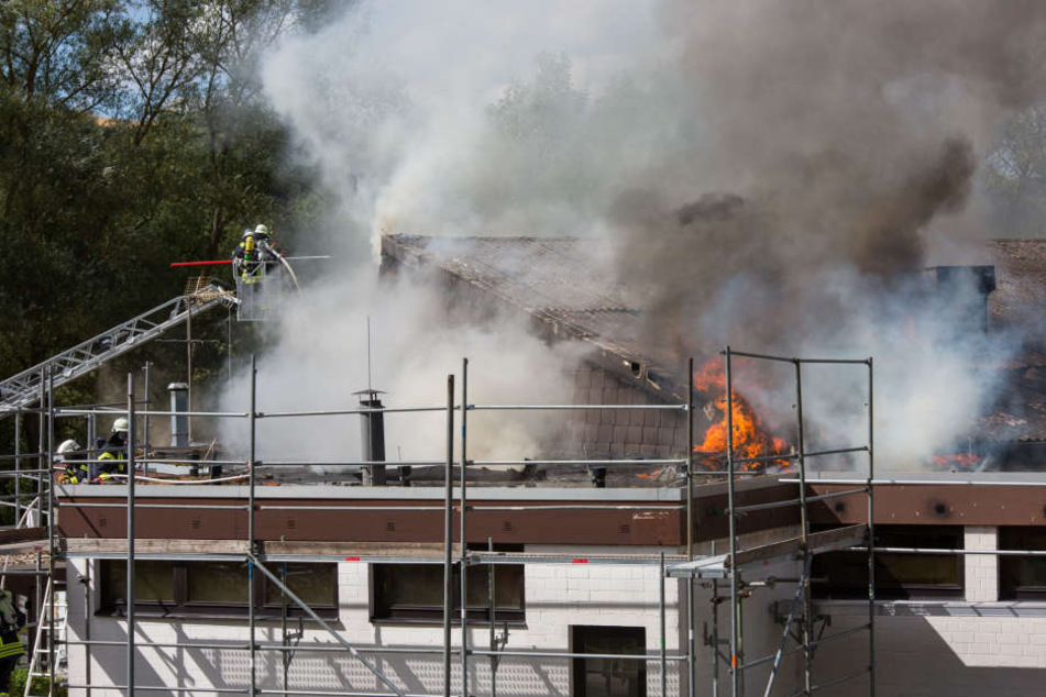 Die Feuerwehr kämpfte gegen die Flammen.