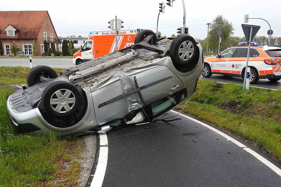 Der Renault blieb nach dem Zusammenstoß auf dem Dach liegen.