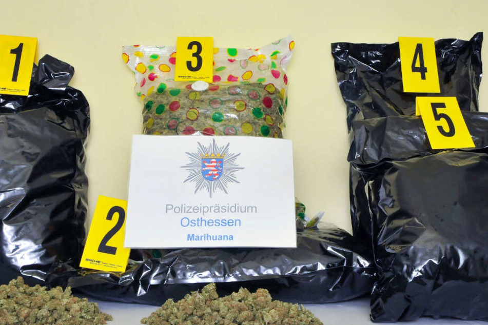 18 Kilogramm Marihuana im Wert von mehr als 180.000 Euro wurden bei den Verdächtigen gefunden.
