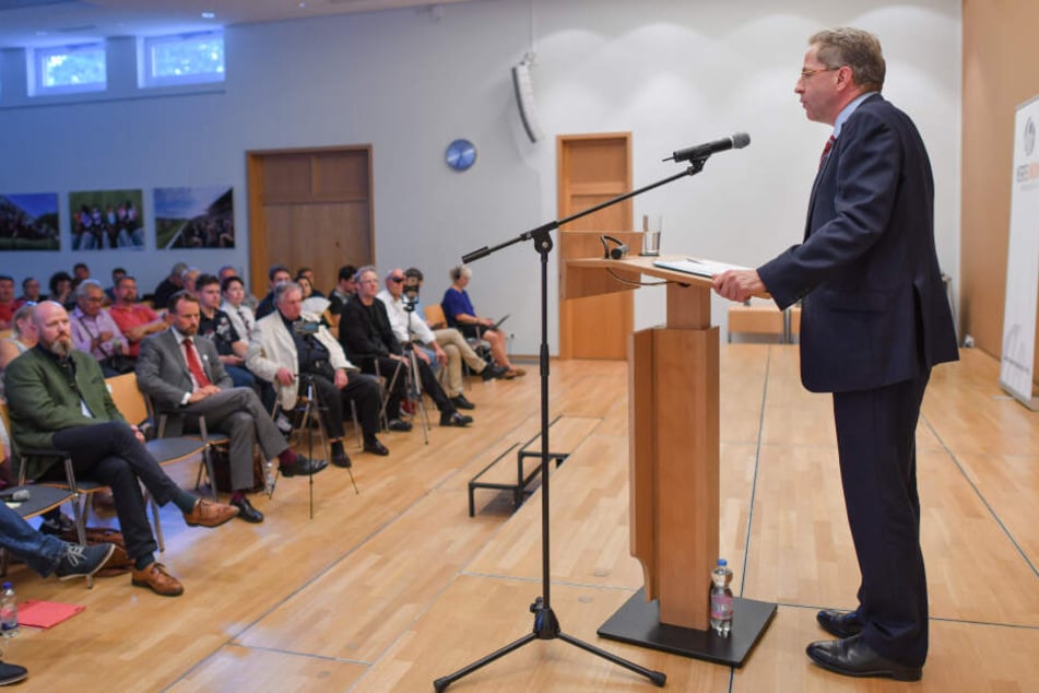 Hans-Georg Maaßen bei einem Auftritt der Werteunion, ein rechten Flügel der CDU. Hier ist sein neuer Arbeitgeber Ralf Höcker Pressesprecher.