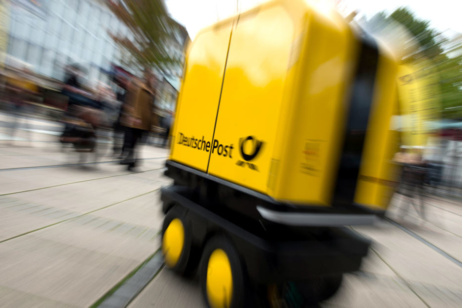 Der Roboter "PostBOT" folgt Zustellern automatisch und entlastet sie durch den Transport ihrer Briefsendungen.