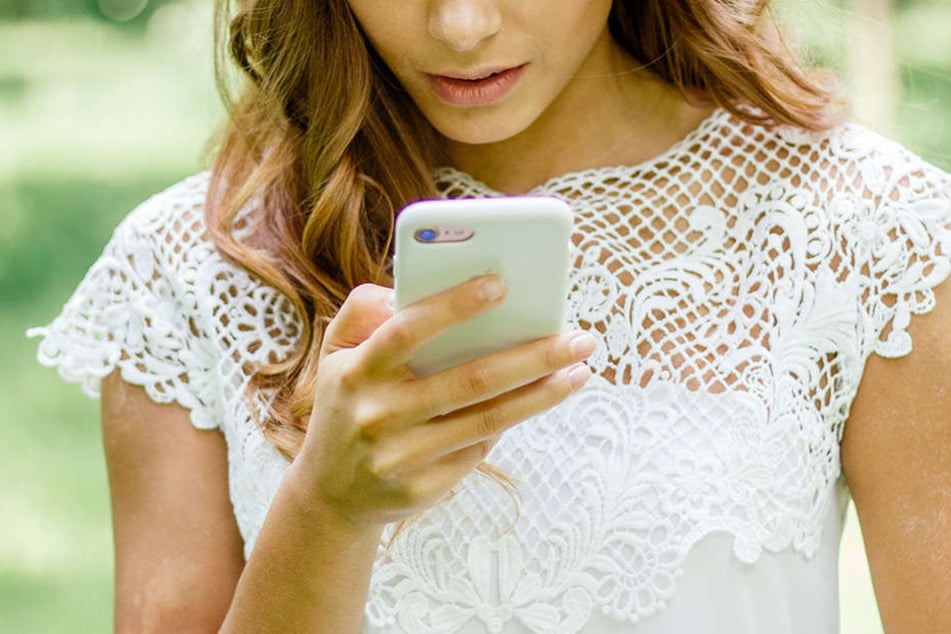 Am Abend zuvor hatte sie durch eine SMS herausgefunden, dass ihr Verlobter eine Affäre hatte. (Symbolbild)