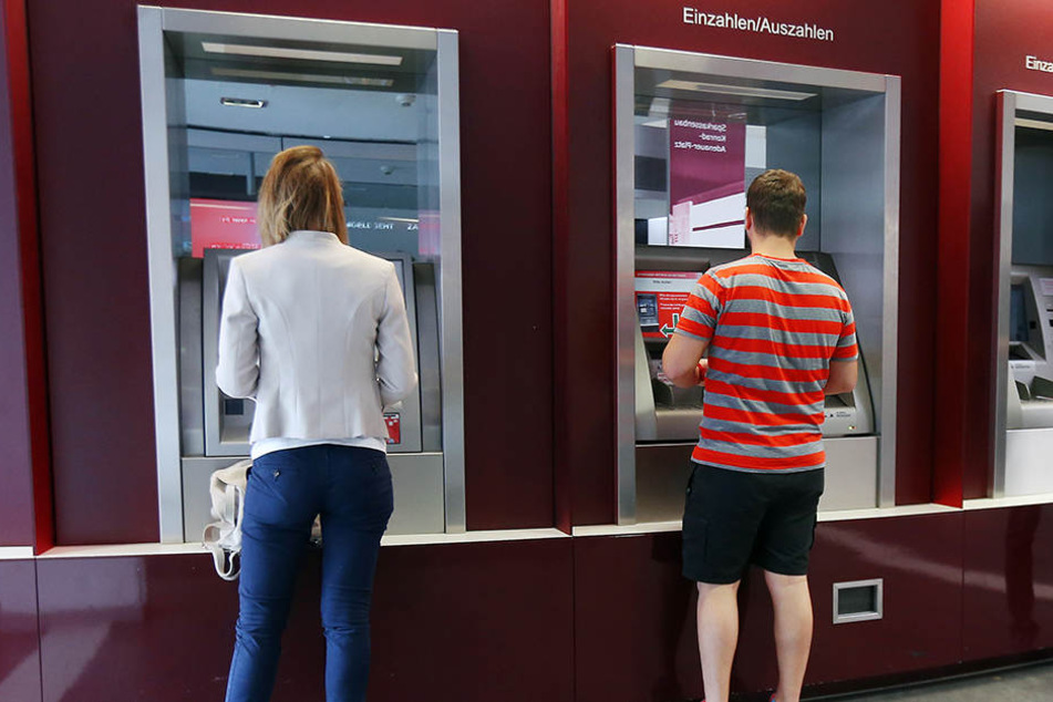 Tagsüber kann weiter wie gewohnt Bargeld abgehoben werden.