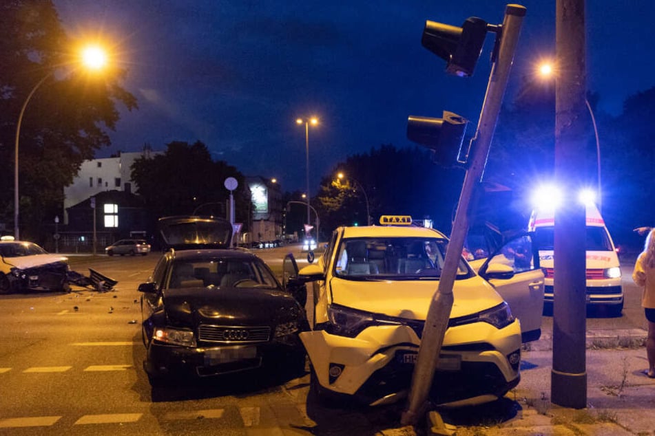 Ein Taxi krachte bei dem Unfall gegen einen Ampelmast.