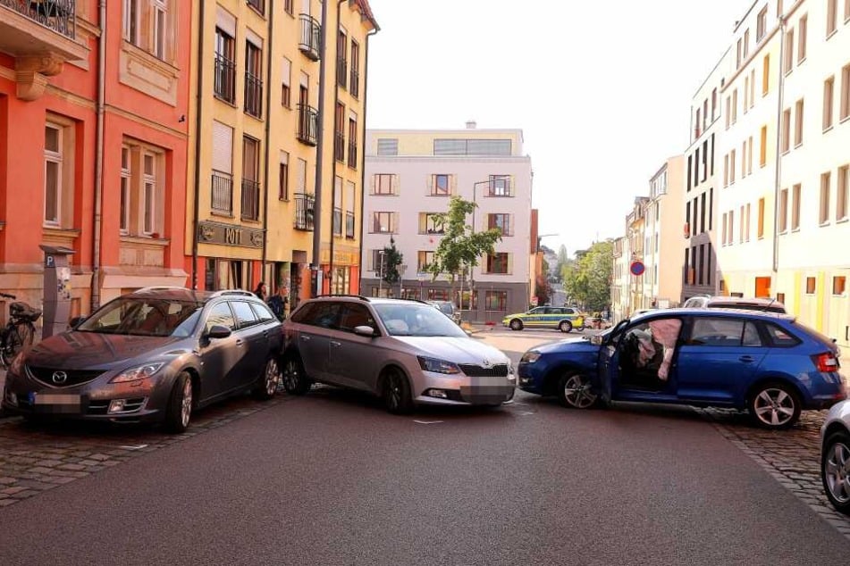 Die beiden Skoda drehten sich, einer knallte dann in einen Mazda, der normal auf der Straße geparkt hatte.