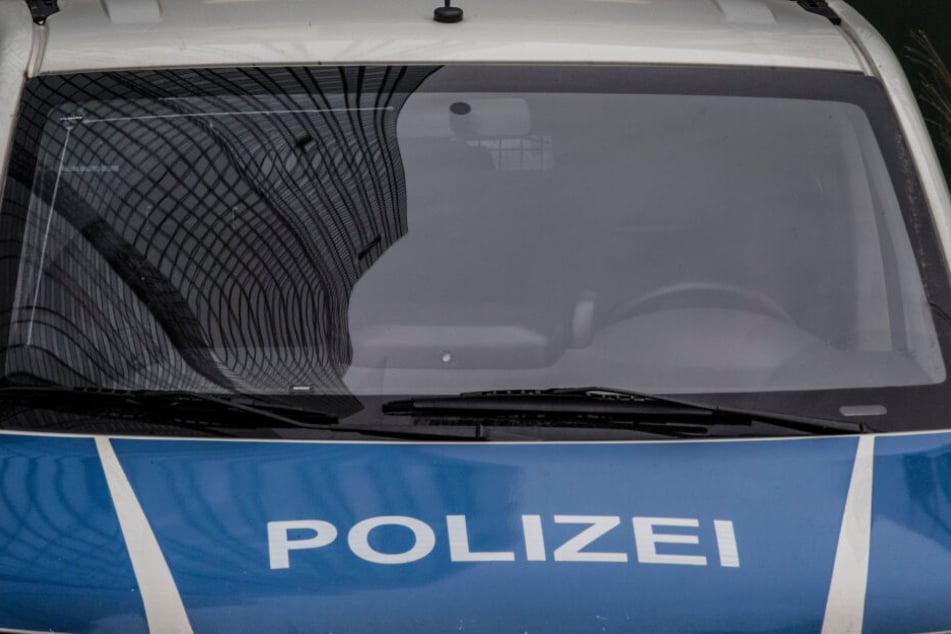 Am Mittwochmorgen durchsuchten Polizisten mehrere Objekte in vier Bundesländern (Symbolbild).