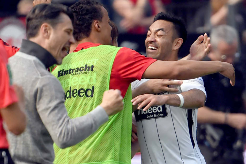 Marco Fabian (rechts) liegen angeblich Angebote aus drei Ländern vor.