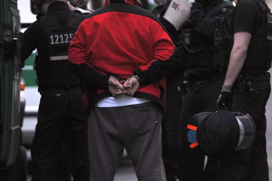 Zwei Polizisten konnten den bewaffneten Mann schließlich überwältigen (Symbolfoto).