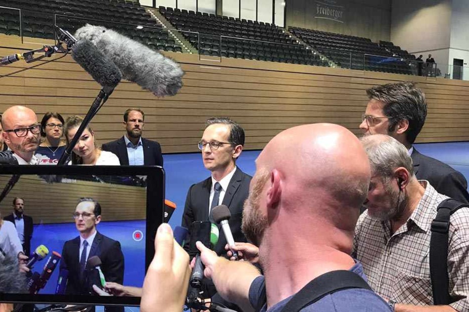 Auch nach der Rede und Diskussion muss Heiko Maas weiter Rede und Antwort stehen.