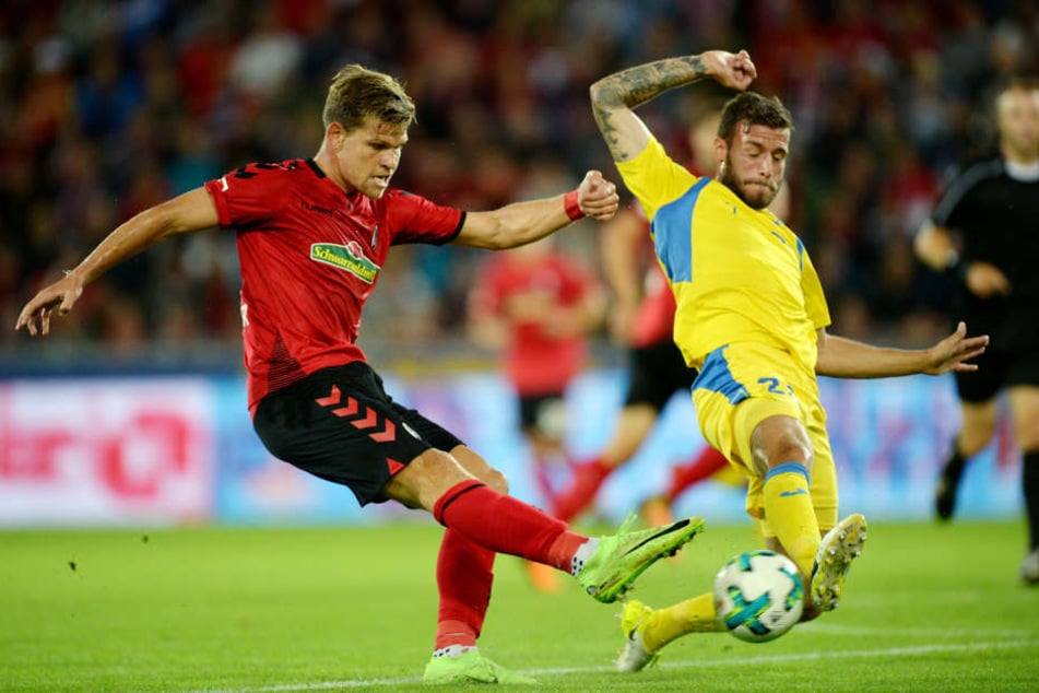 Miha Blazic (r) kämpft mit Freiburgs Niederlechner um den Ball.