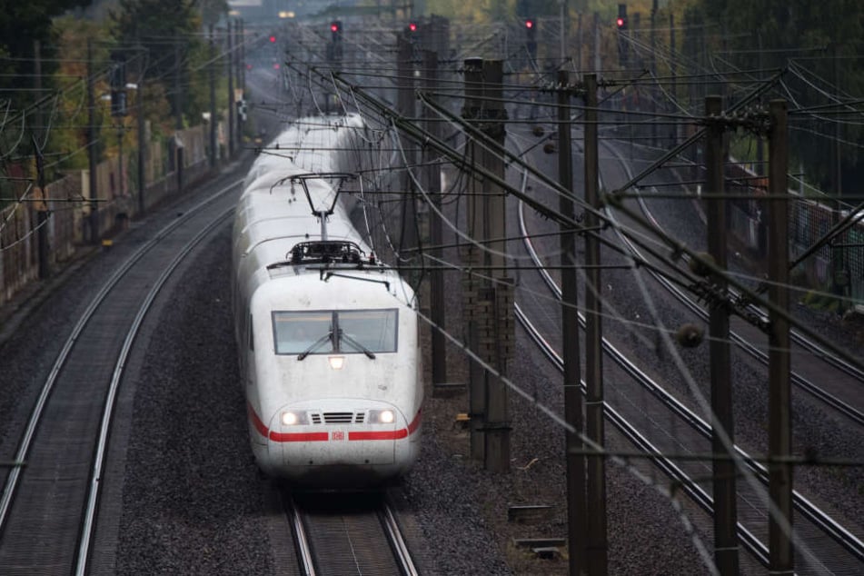 Ein ICE ist in Mecklenburg-Vorpommern mit einer Oberleitung kollidiert (Symbolbild).