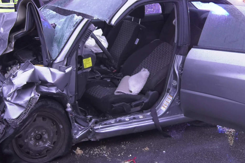 In Bayern ist es zu einem schrecklichen Unfall gekommen, ein BMW wurde zerstört.