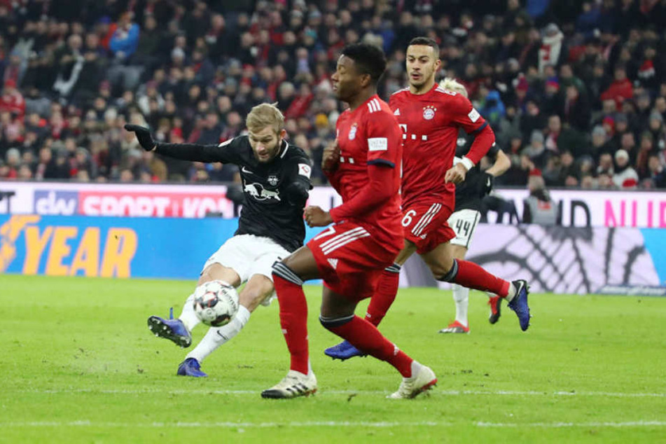 Eine der wenigen Chancen der ersten Halbzeit hatte Leipzigs Konrad Laimer (l.) dessen Schuss Manuel Neuer jedoch mühelos halten konnte.
