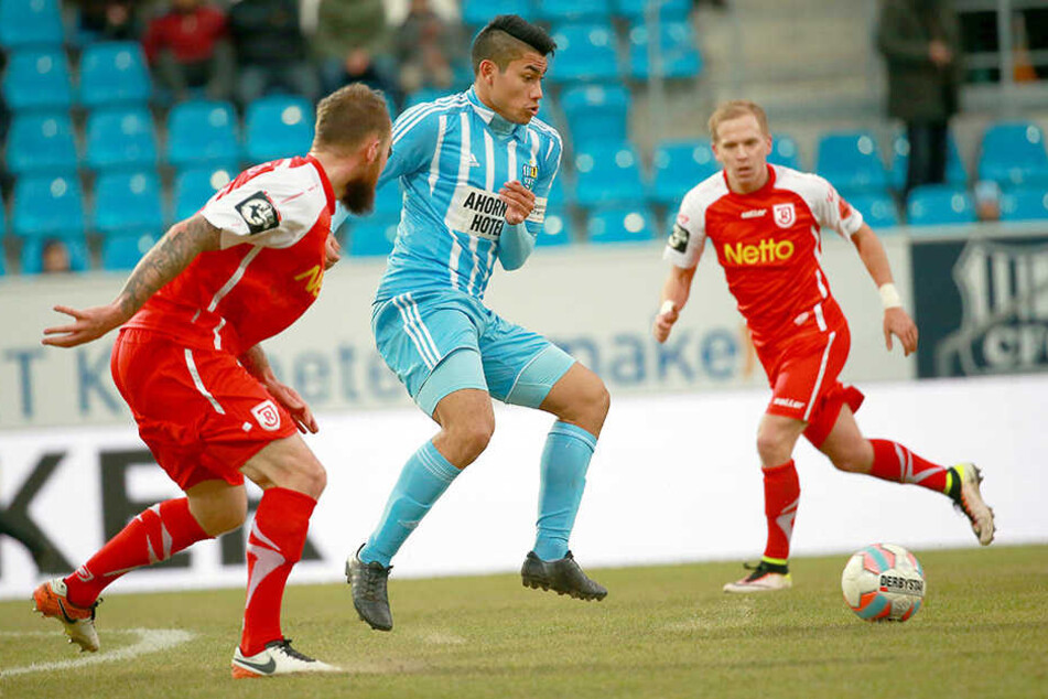 Dynamo-Leihgabe Mario Rodriguez kam beim 0:3 gegen Regensburg zu seinem zweiten Drittliga-Einsatz. Der US-Amerikaner hatte sicher auf mehr gehofft.