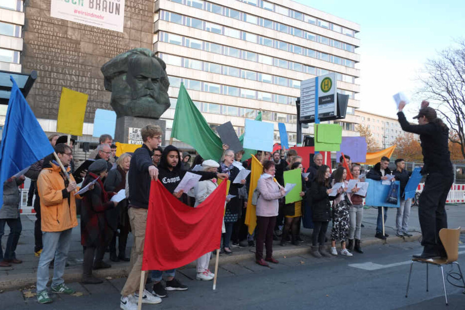 Etwa 60 Menschen nahmen bei der Chor-Kundgebung vor dem Karl-Marx-Monument in der Brückenstraße teil.