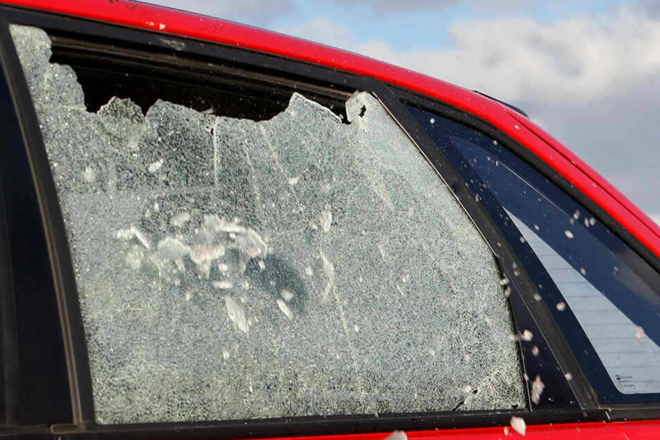 Um an ihr Diebesgut zu kommen, schlugen die Täter die Autoscheiben ein. (Symbolbild)