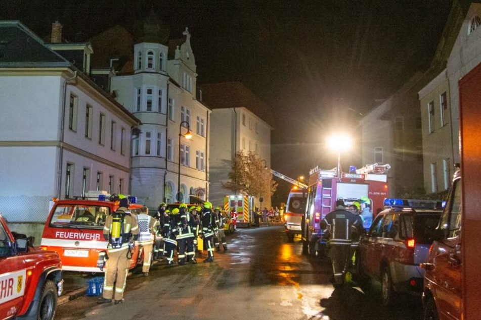 Ein Großaufgebot der Rettungskräfte sicherte die Menschen und löschte das feuer.