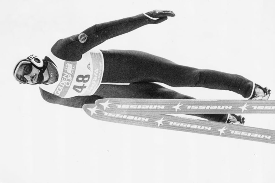 Manfred Deckert im Flug. Der Vogtländer gewann 1982 die Vierschanzentournee.
